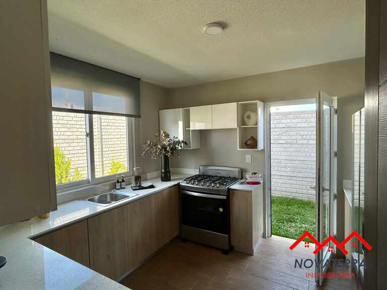 Casa modelo Cortijo 3 - Exclusivo residencial en Km 18.5 San José Pinula. 3 dormitorios, 3.5 baños, cocina integrada, jardín privado y carport para 2 autos. Amenidades: área BBQ y seguridad 24/7