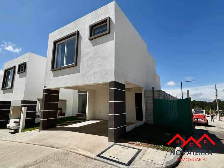 Casa modelo Cortijo 3 - Exclusivo residencial en Km 18.5 San José Pinula. 3 dormitorios, 3.5 baños, cocina integrada, jardín privado y carport para 2 autos. Amenidades: área BBQ y seguridad 24/7